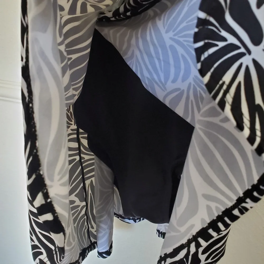 Lands End Womens Black White Leaf Print Swim Dress V-Neck One Piece Size M